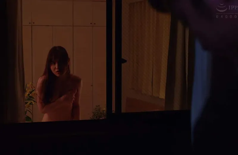 Người phụ nữ nhà bên chồng yêu Người chồng nhà kề bên thường xuyên thay đồ ở ngay cửa sổ