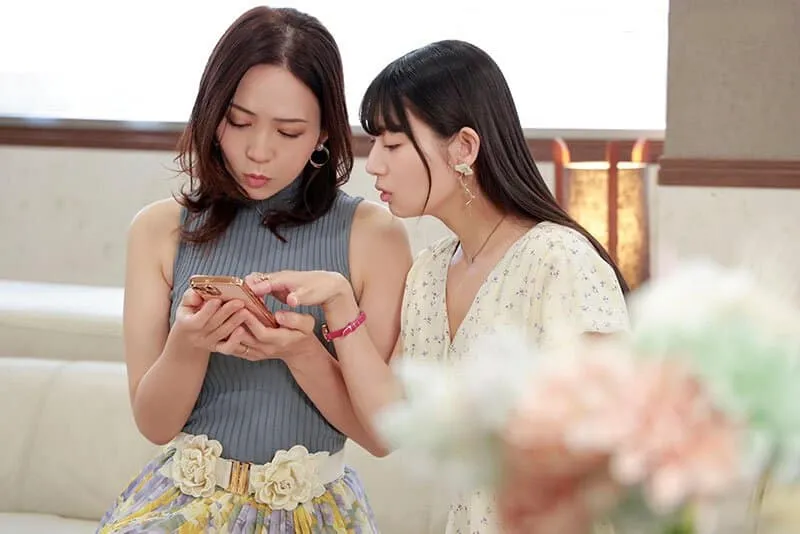 Người phụ nữ có chồng yêu rủ cô bạn thân cùng cắm sừng với trai trẻ qua mạng