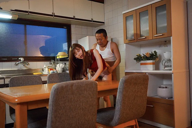 Thiên thần nhỏ bị chồng yêu mới của mẹ làm tình mỗi ngày, cho dù đã có người yêu